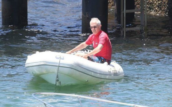 澳大利亚总理乘充气艇出海 未穿救生衣被罚款千元