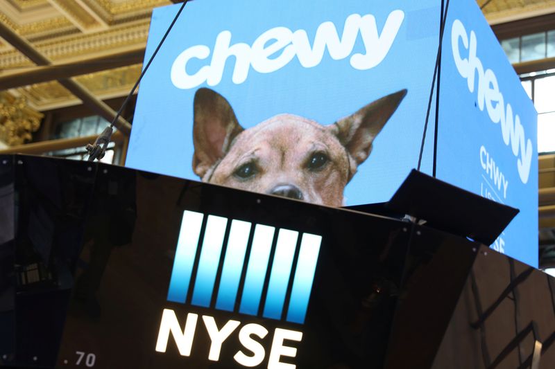在线宠物用品零售商Chewy意外扭亏为盈，股价盘后飙升逾10%